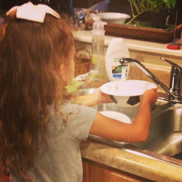 6yo doing dishes