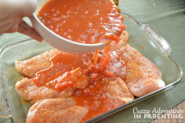 adding salsa enchilada sauce to chicken