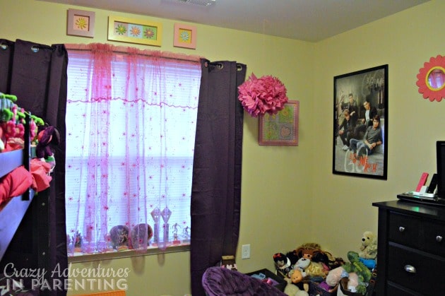 girls' bedroom decor and window treatment