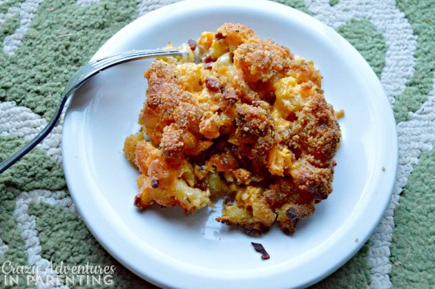 bacon macaroni and cheese plated