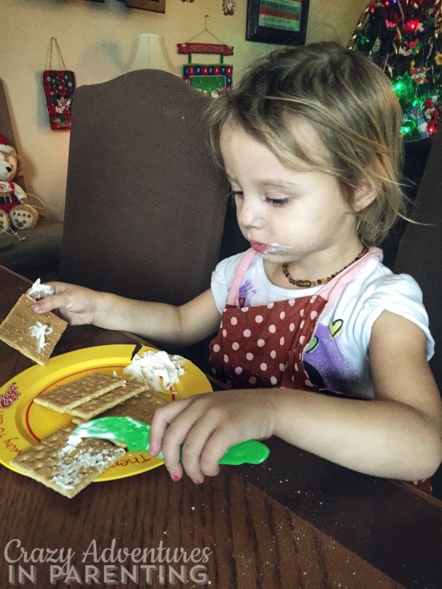 decorating gingerbread houses with graham crackers