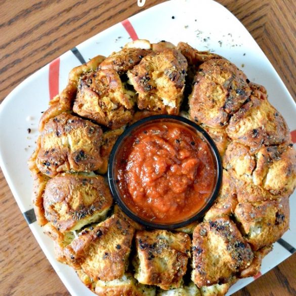 Easy Garlic Pull-Apart Pepperoni Pizza Monkey Bread