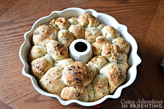 fresh from the oven garlic pull-apart pepperoni pizza monkey bread