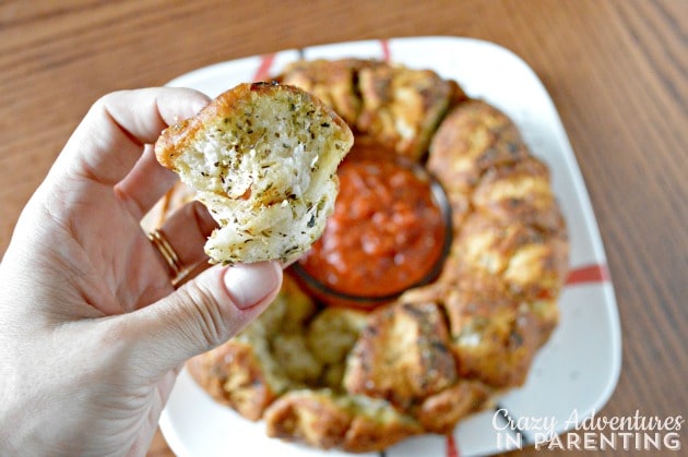 garlic pepperoni pizza monkey bread pulled apart