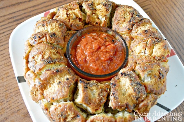 garlic pull-apart pepperoni pizza monkey bread with marinara dipping sauce