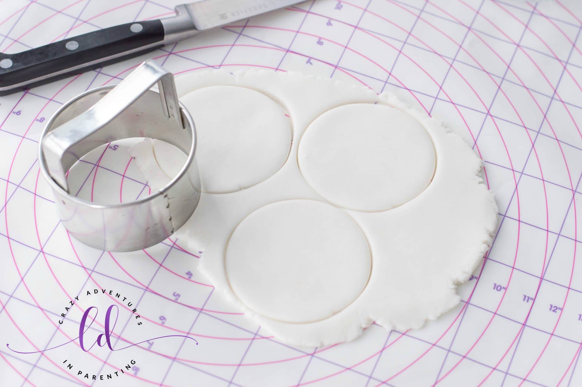 Cut Fondant into Circles for Melted Snowman Cookies