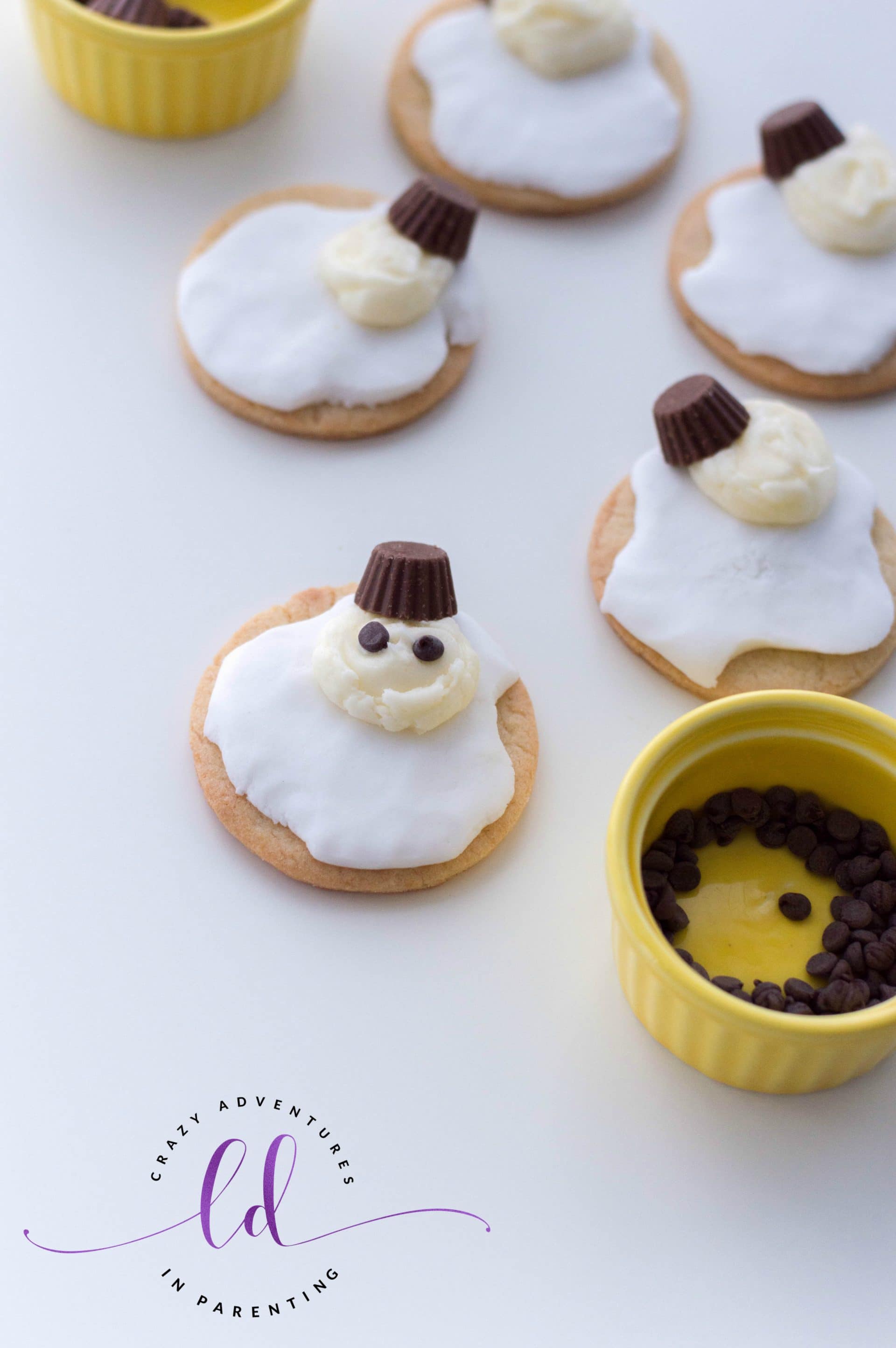 Decorate Faces for Melted Snowman Cookies