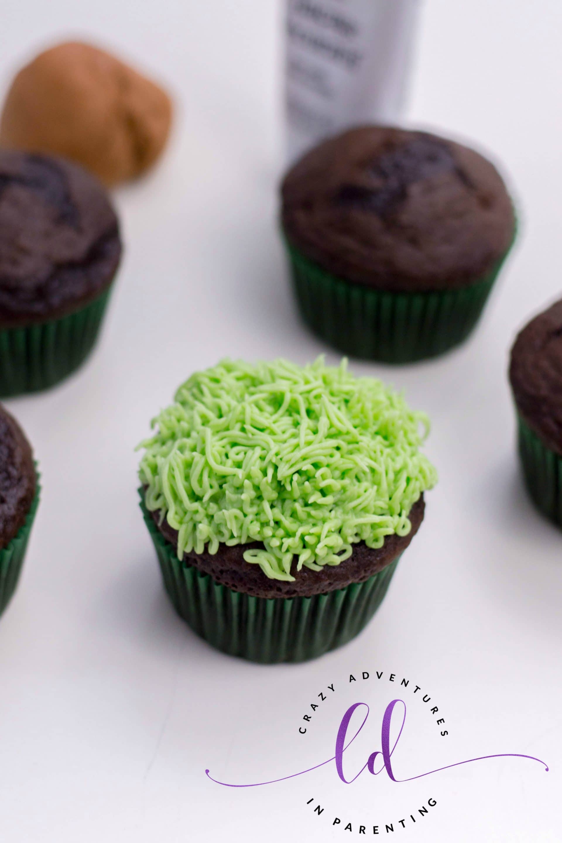 Frosting Grass on Football Cupcakes
