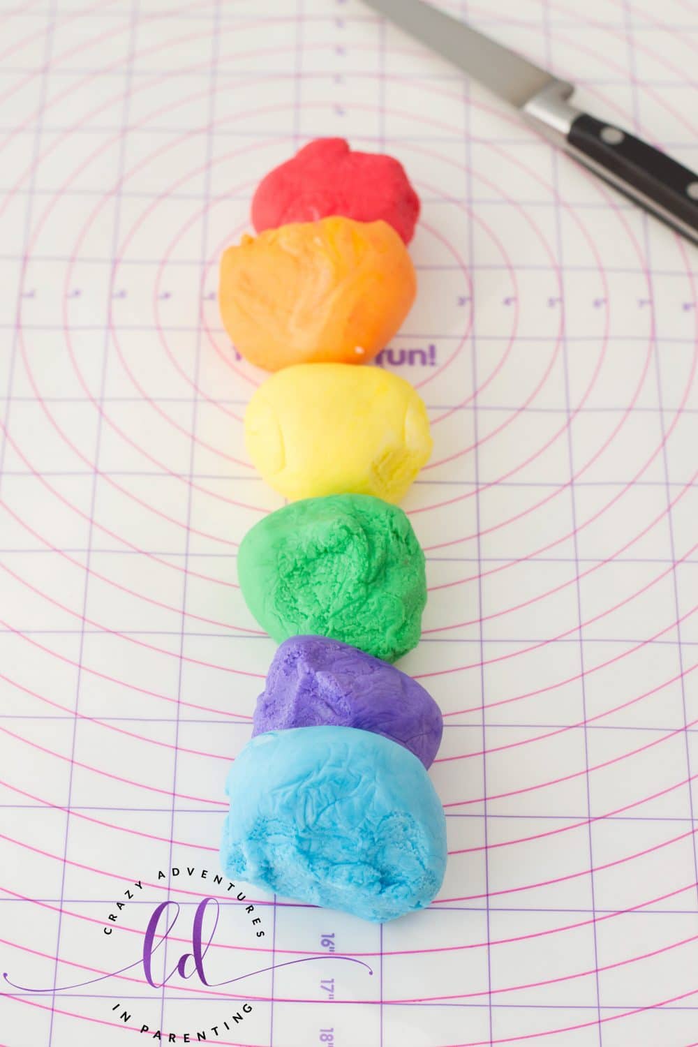 Align Fondant to Make Rainbow Cupcakes