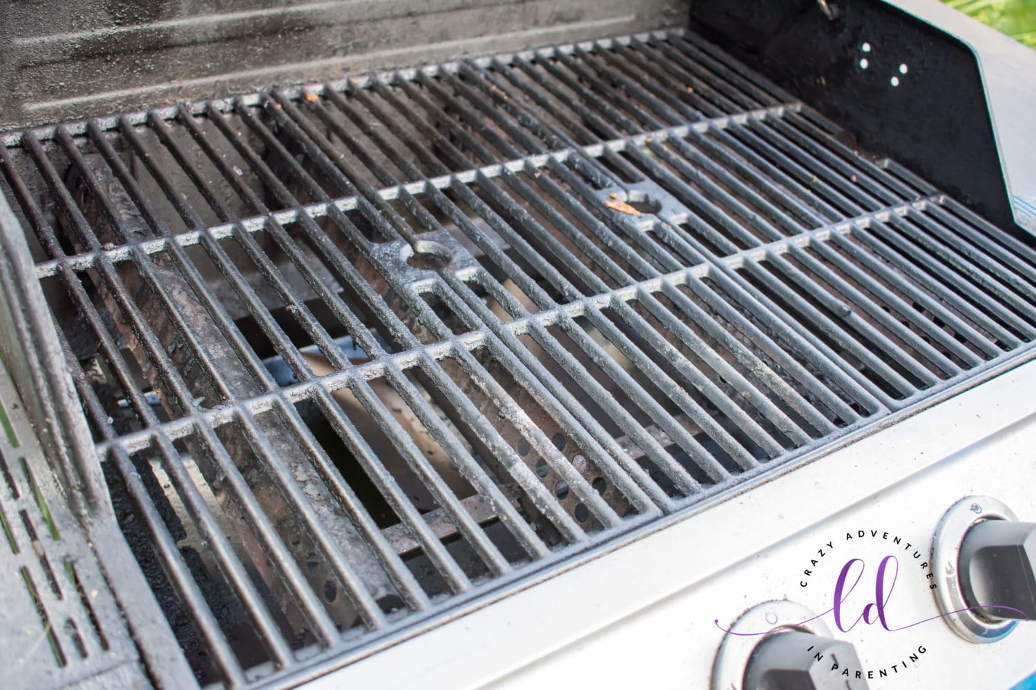 Dirty Grill Grates Before Using Goo Gone Grill and Grate Cleaner