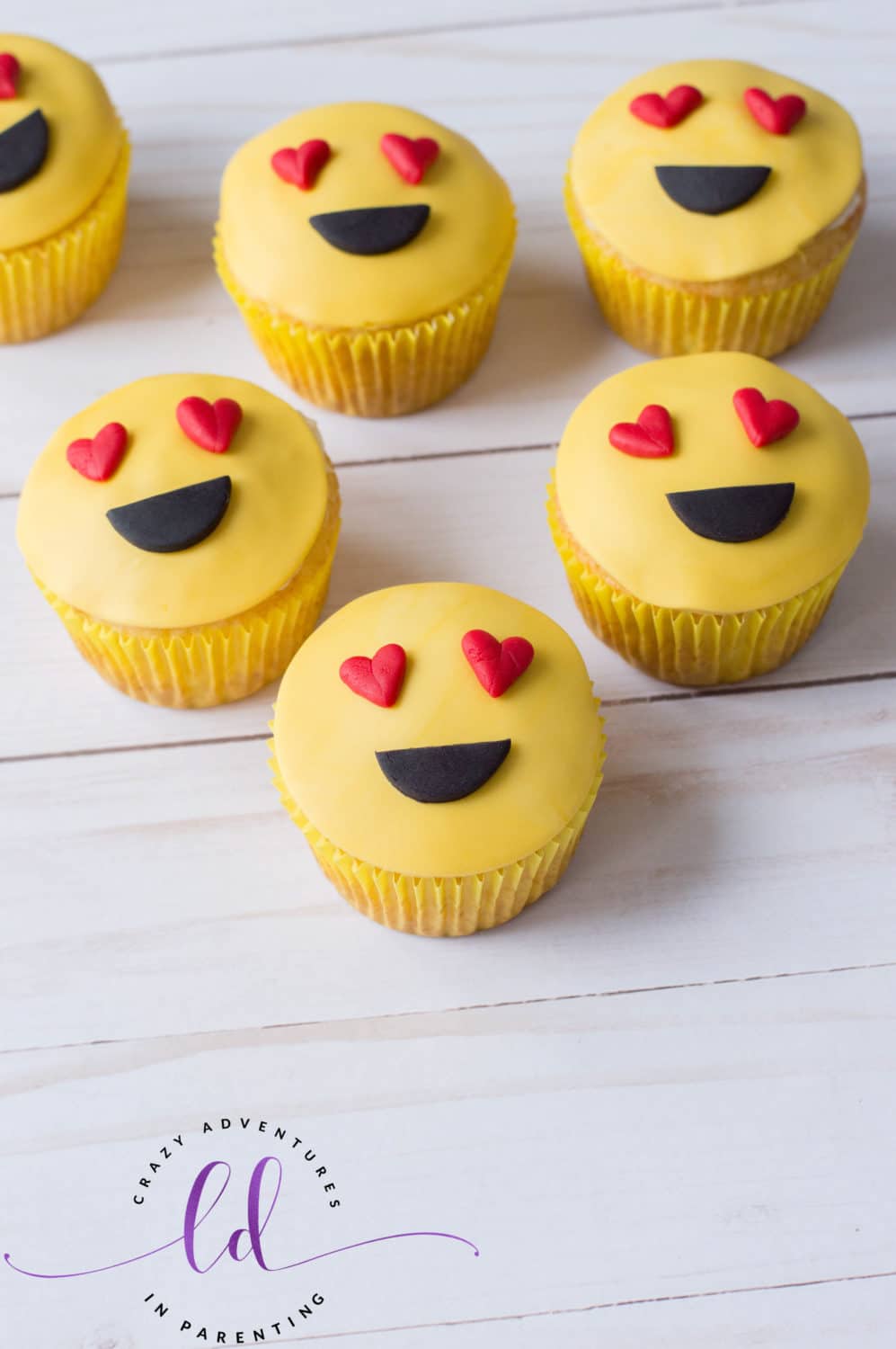 Easy Heart Eyes Emoji Cupcakes