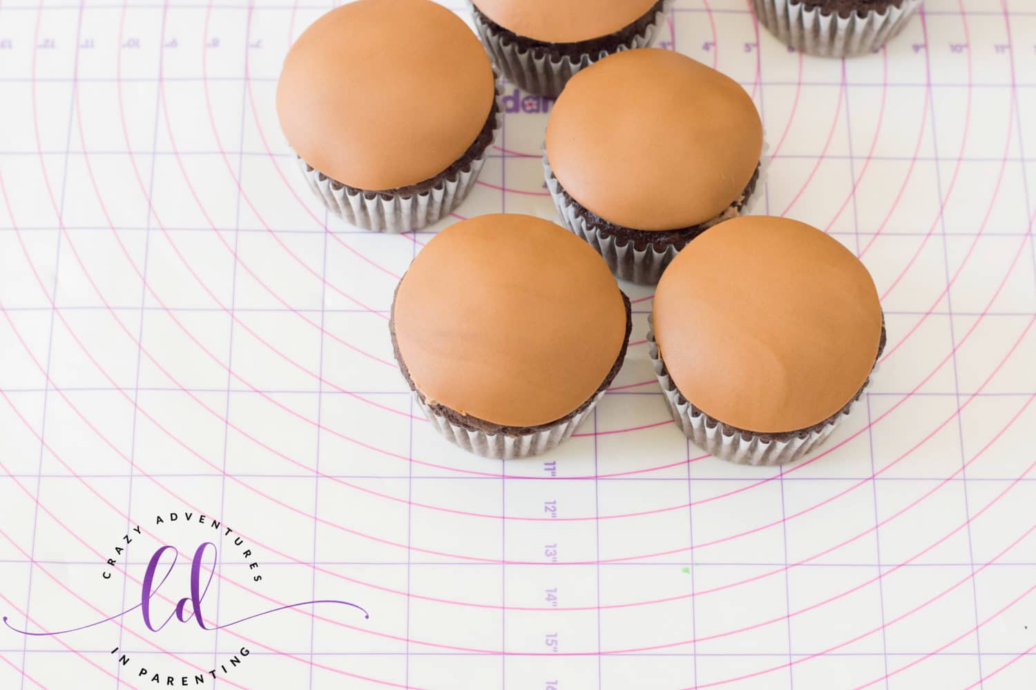 Add Chocolate Fondant Circles to Frosted Chocolate Cupcakes to Create Turkey Cupcakes