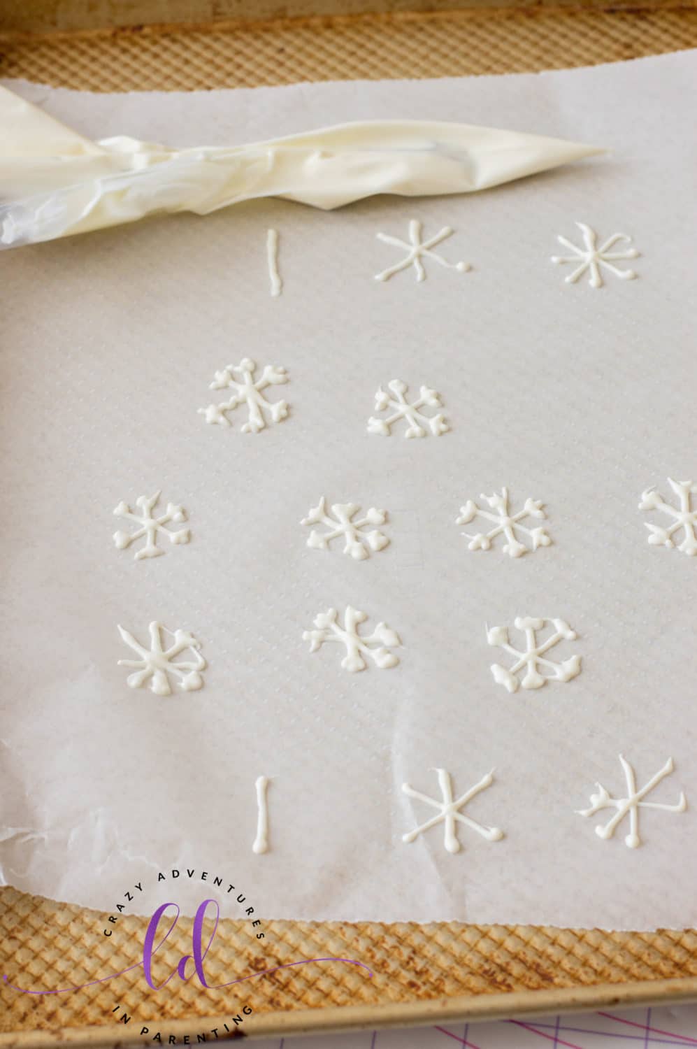 Create Icing Snowflakes for Elsa Frozen Cupcakes