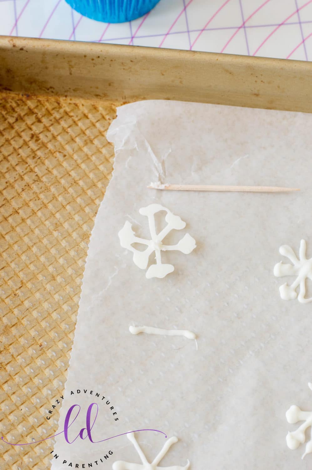Remove Icing Snowflakes for Elsa Frozen Cupcakes