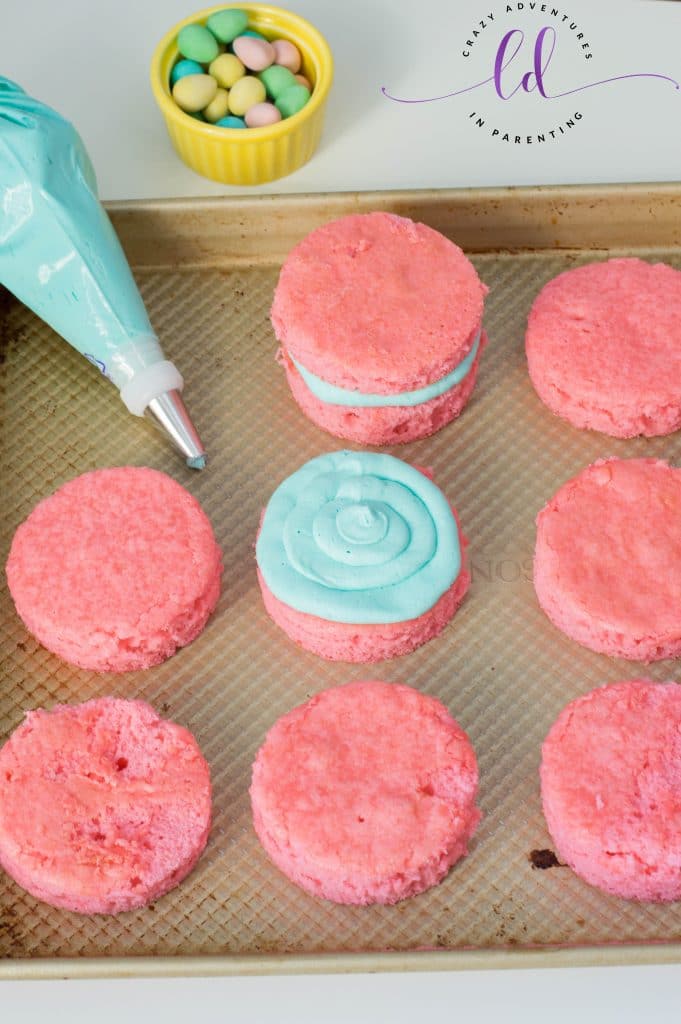 Glasieren Sie Ihre Mini-Kuchen mit blaugrüner Glasur, um Oster-Mini-Kuchen herzustellen