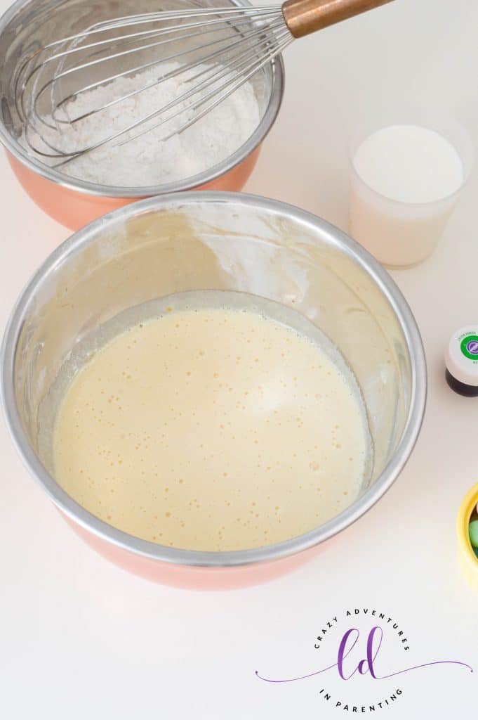 Mischen Sie nasse und trockene Zutaten zusammen, um Oster-Mini-Kuchen zu machen