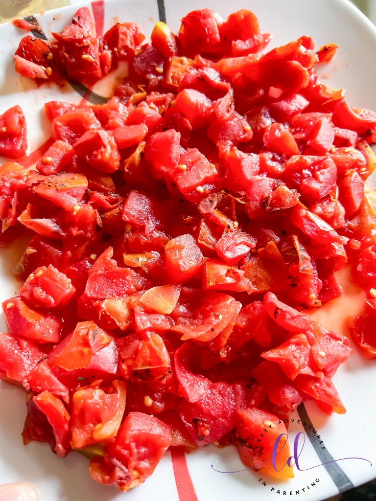 Über Feuer geröstete Tomaten abtropfen lassen, um ein Rezept für gegrillten Käse mit Nachahmer-Dunkin-Tomaten-Pesto zuzubereiten