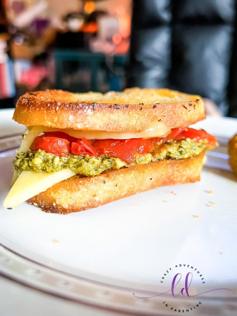 Dunkin's Tomaten-Pesto-Gegrilltes-Käse-Sandwich-Nachahmer-Rezept