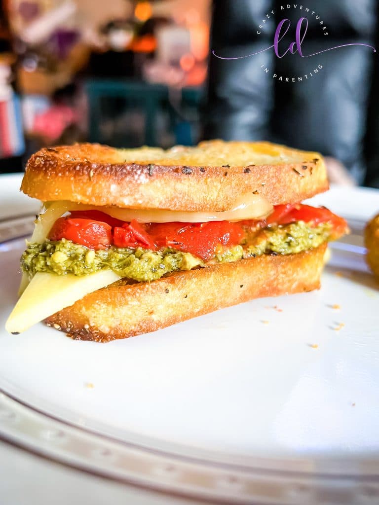 Einfaches Nachahmer-Dunkin-Tomate-Pesto-Grill-Käse-Sandwich