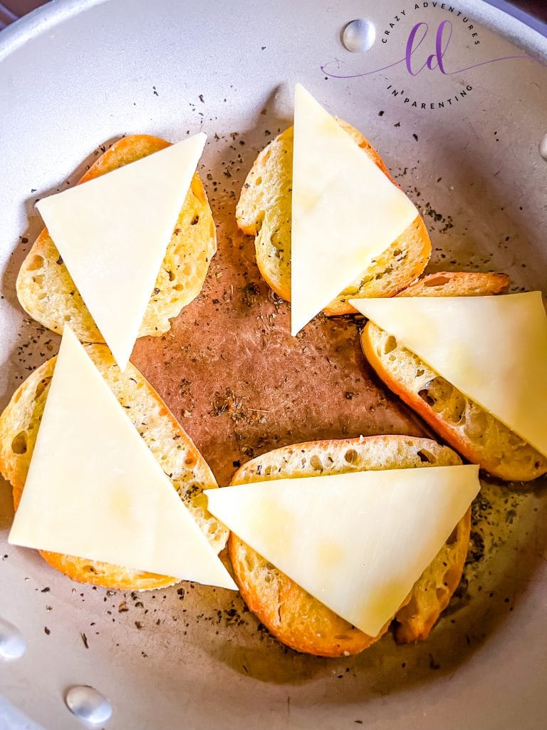 Braten Sie weißen Cheddar-Käse auf Sauerteig, um gegrillte Käsesandwiches mit Tomatenpesto zuzubereiten