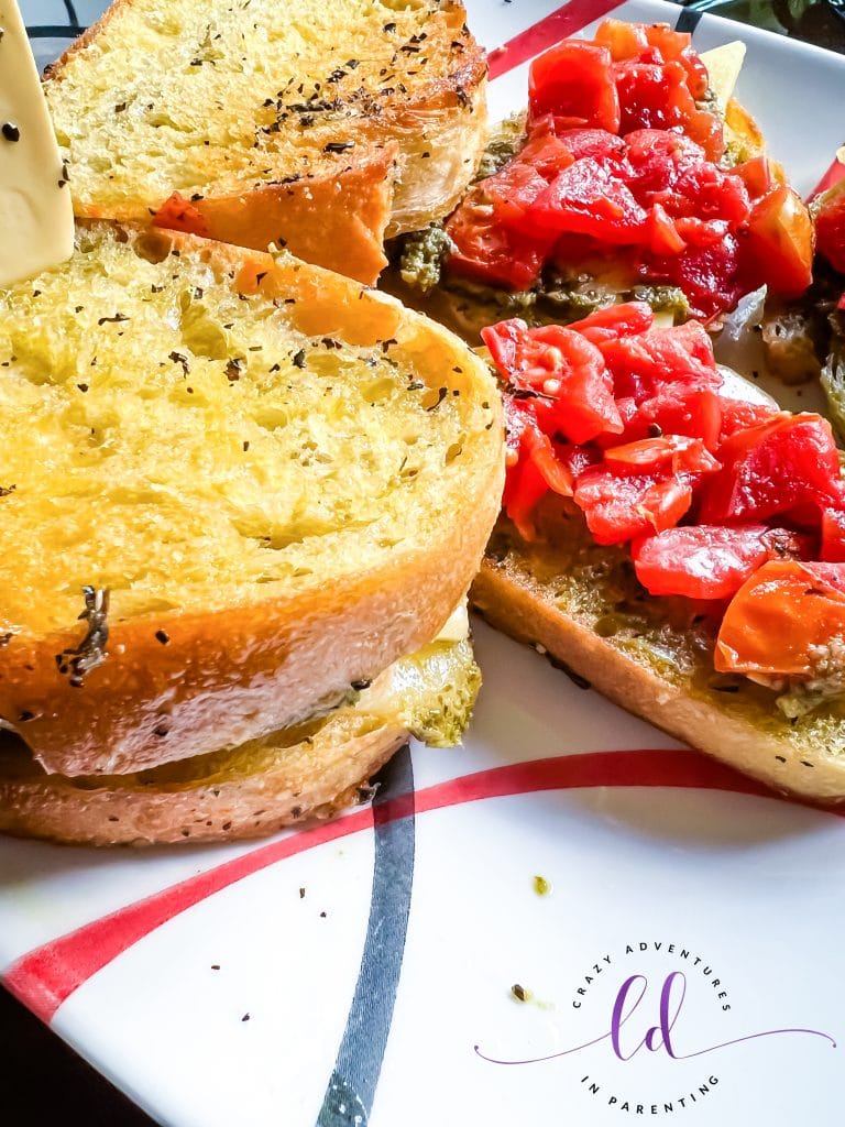 Mit Sauerteig garnieren, um gegrillte Tomaten-Pesto-Käsesandwiches zuzubereiten – Copycat Dunkin‘ Donuts Recipe